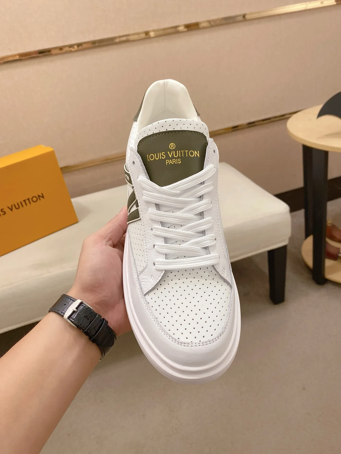 Men's shoes 💰: 420💰🎉🎉LV~Louis Vuitton trendy men's shoes New shipments Latest matching The same style as the official website Super high quality Hot sales of the season [strong] [strong] [strong] Selected first-layer cowhide, comfortable cowhide lining, original last, comfortable on the foot, wear-resistant rubber outsole Size number: 38-44.